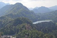 pohľad na jazero Alpsee a zámok Hohenschwangau nachádzajúci sa na náprotivnom kopci