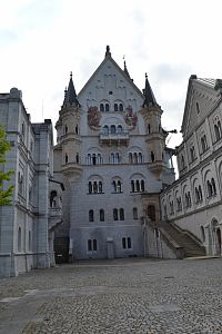 hlavná budova zámku a nádvorie