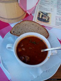 maďarská gulášová polievka