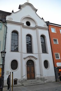 kostol v zástavbe budov