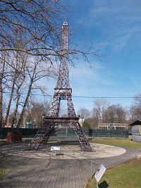 "Eiffelovka"-324 m vysoká, postavená r. 1889