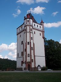 veža za začiatku zámockého parku