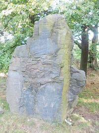 jeden z kameňov neďaleko obelisku