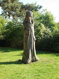 jedna z dvoch drevených sôch