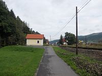 chodník okolo železnice k domčeku