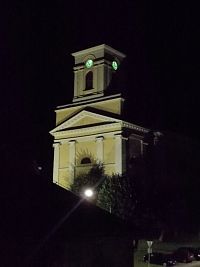 osvetlaný kostol - pohľad z apartmánu