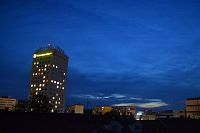 nočný pohľad na výškovu budovu Clarion Congress Hotel