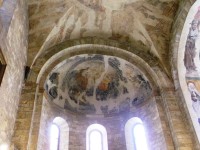 čiastočne zachovalé romanské frezky patria k najcennejším výzdobam kostola