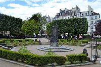 Francúzsko - Paríž - Námestie s parkom René Viviani - Square René Viviani