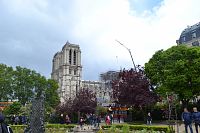 pohľad z parku na blízky Notre Dame