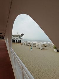 pohľad zo zakrytého "mola" na pláž