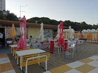 pohľad na malú reštauráciu na pláži  kabínky na prezlečenie