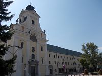 kostol a bývalý kláštor, dnes škola