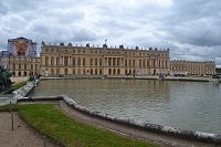 zámok Versailles a jedna z vodných nádrží