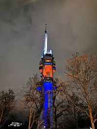 osvetlená televízna veža pri našej poslednej návšteve Prahy v decembri 2019