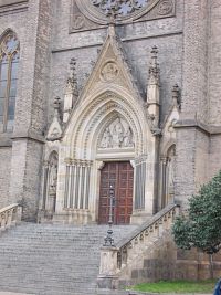krásne zdobený vchod do kostola