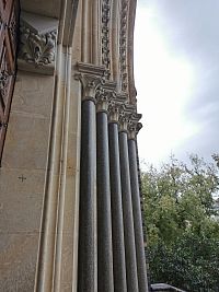 stĺpy v priečelí kostola