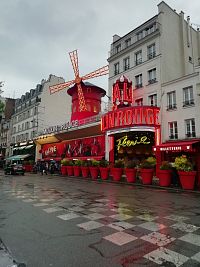 pohľad na vysvietený Moulin Rouge v podvečer