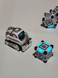robot hrajúci sa s kockami