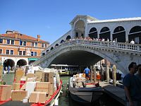 slávny most Ponte di Rialto plný turistov