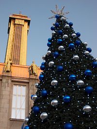 veža a vianočný strom