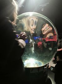 sklenená guľa s medúzami