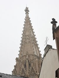 šesťboká gotická veža - 1410-1420 bola pristavaná k južnej strane kostola
