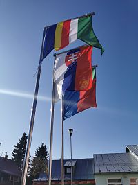 vlajky pred úradom