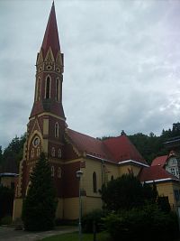 kostol z roku 1900 so 43 m vysokou vežou