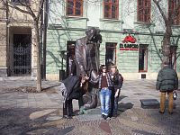 pri soche dánskeho spisovateľa Hansa Christiana Andersena.