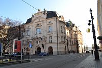 budova Slovenskej filharmónie je už na Námestí Eugena Suchoňa, na dohľad od Hviezdoslavového námestia