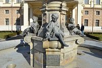 časť fontány - deti s rybami nachádzajúcimi sa v Dunaji
