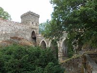 hradné múry a príjazdová cesta cez most do hradu