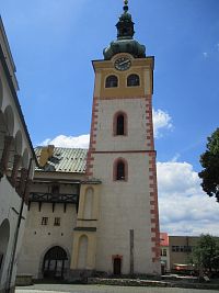 veža, ktorá slúžila ako zvonica, sú v nej 3 zvony