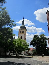 pohľad na zvonicu od kostola