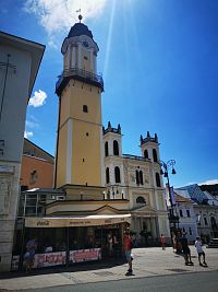 Hodinová veža a katedrála Štefana Xaverského v hornej časti námestia