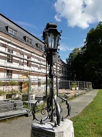 lampa, zámok Kinských, momentálne v rekonštrukcii a časť parku
