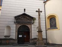 vchod do kostola s krížom