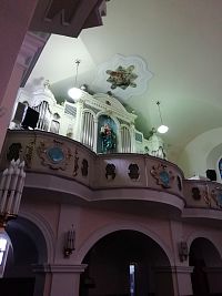 varhany umiestnené na peknom "balkóne", nad nimi jeden zo stropných "obrazov"
