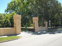 vstupná brána do parku so zámkom pochádzajúca z 19. storočia