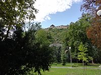 pohľad na hradný vrch s opevnením