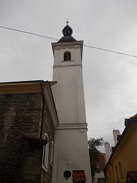 veža pristavaná na začiatku 18. storočia ( v rokoch 1717 až 1722 kedy prebiehala prestavba k kostola )