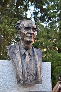 bronzová busta zakladateľa mesta Jiřího Krohu od akademického sochára Tibora Mosnu