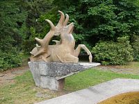 jeleň od akademického sochára Antonína Kalvodu