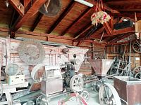 za vstupom sa nachádza otvorená stodola, kde sú vystavené staré stroje, náradia, ktoré pomáhali poľnohospodárom v dobách minulých