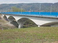 nový železničný most s chodníkmi pre peších a cyklistov
