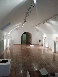výstava mladej Kristíny Mičovej v suteréne galérie