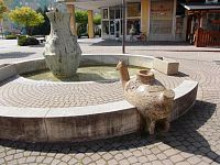 fontána s možnosťou posedieť si pri "vode"