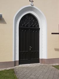 vchod do kaplnky - pôvodné drevené dvere
