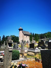 romanský kostolík na cintoríne